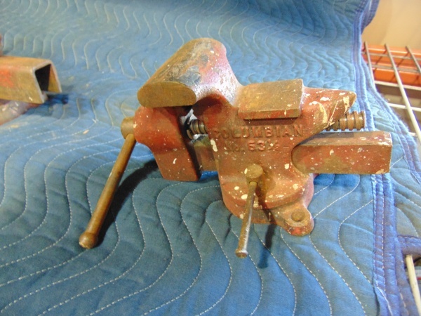 lot 151 image: (2) Bench Vises