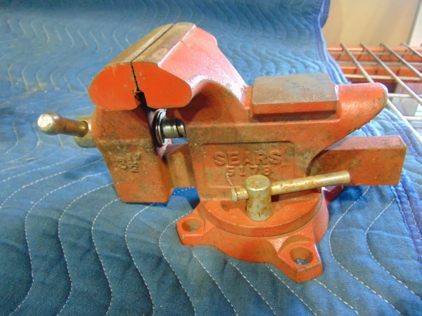 lot 152 image: (2) Bench Vises