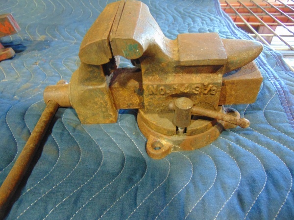 lot 154 image: (2) Bench Vises