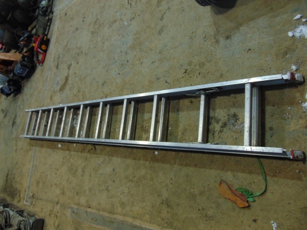 lot 168 image: 20 Aluminum Extension Ladder
