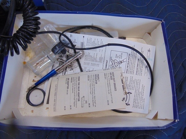 lot 172 image: Small Air Brush Air Compressor with Spray Pen