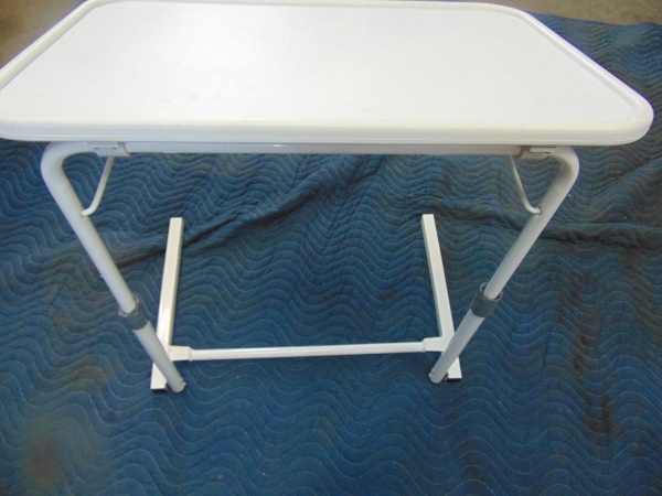 lot 177 image: Small TV Tray
