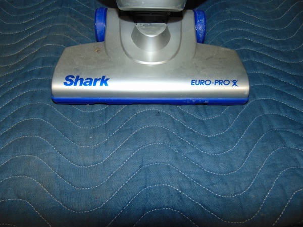 lot 42 image: Small Shark Vacuum
