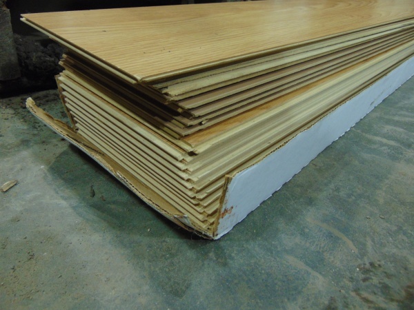 lot 194 image: Around 18 Pieces of Extra Flooring
