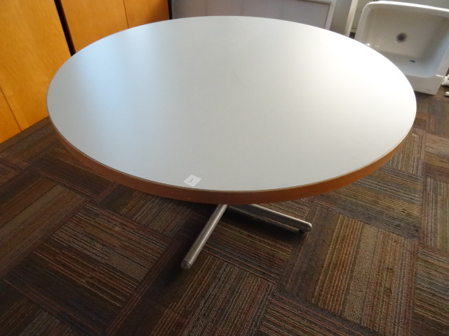 lot 3 image: Round table