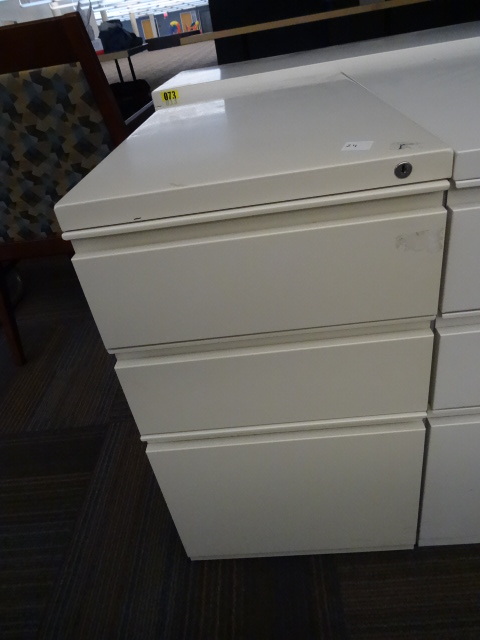 lot 24 image: 3 drawer ped