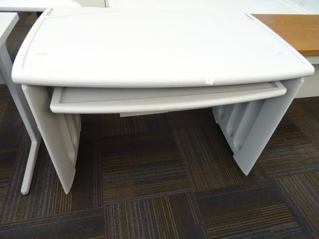 lot 49 image: Poly desk