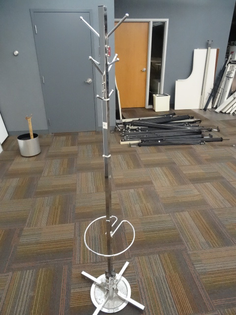 lot 82 image: Metal coat rack