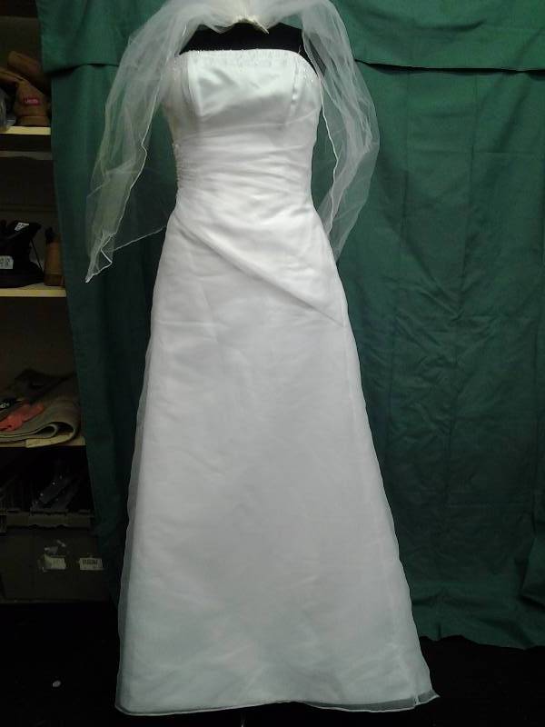 Maggie Settero With Veil Size 14