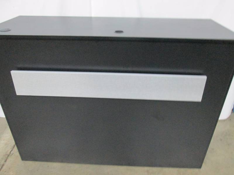 lot 9 image: Reception Desk