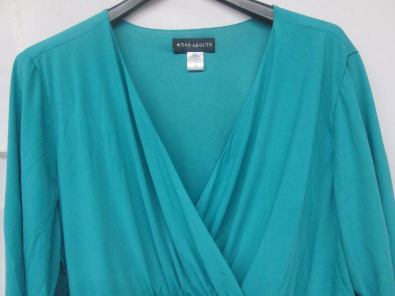 lot 184 image: Wearabouts Plus Twisted Knit Top