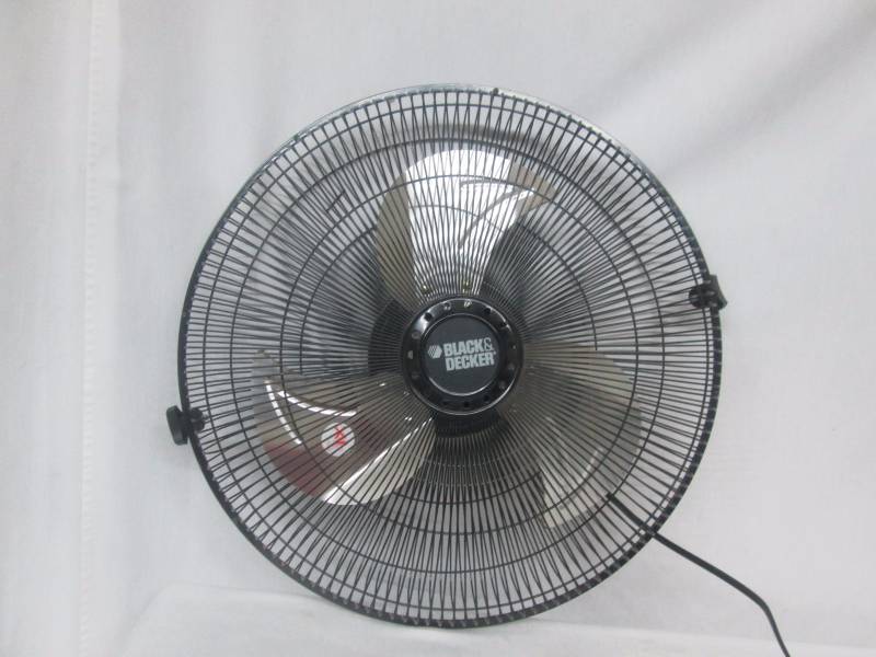 lot 75 image: Black & Decker Fan