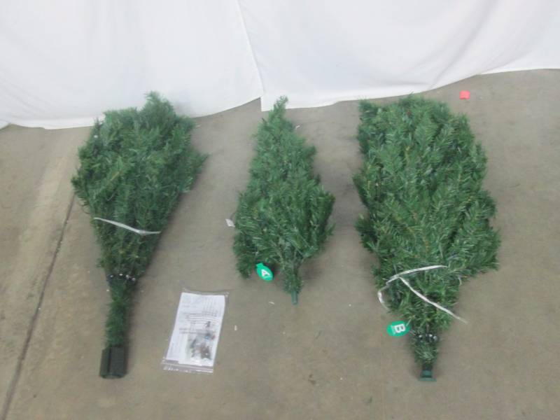 lot 74 image: Alcove 7.5 Christmas Tree - Multicolored Lights