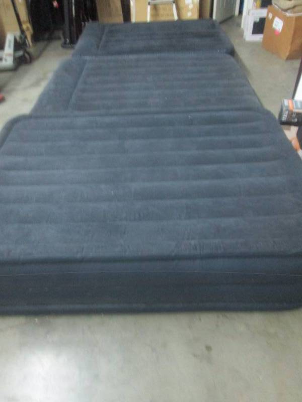lot 76 image: 3 Intex Queen Airbeds