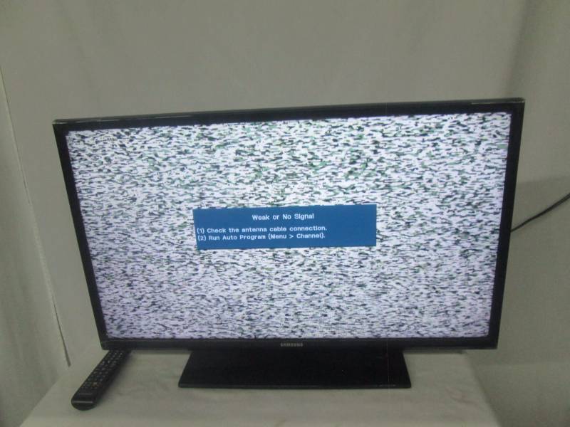 lot 3 image: Samsung 32 720p LED TV