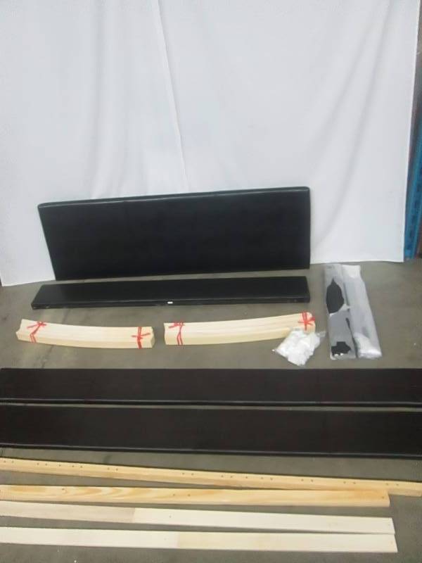 lot 18 image: Queen Platform Bed