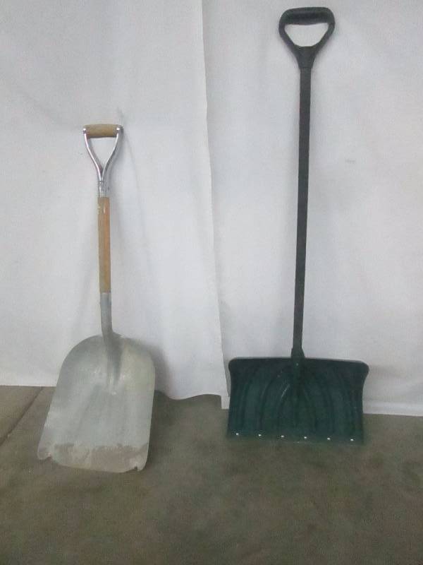 lot 84 image: 2 Shovels