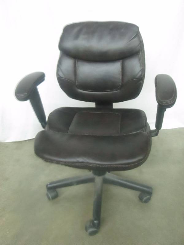 lot 81 image: Brown Computer Chair