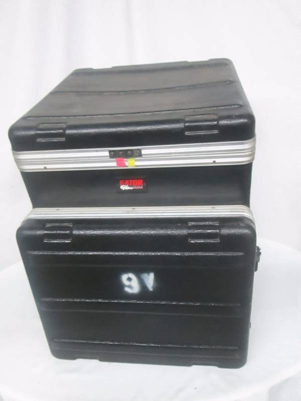 lot 34 image: Gator Cases Slant Top Console Rack