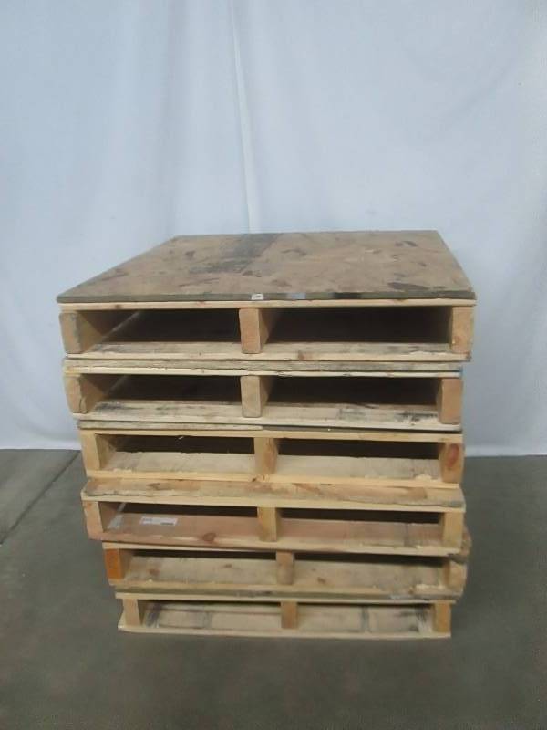 lot 112 image: 5 - Wooden Pallets