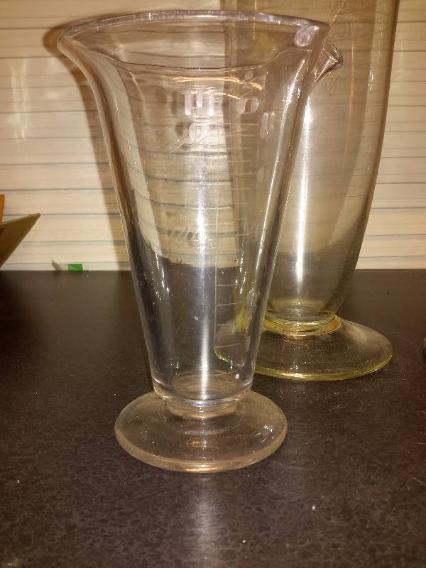 lot 26 image: Heavy Glass Measure glassware as pictured