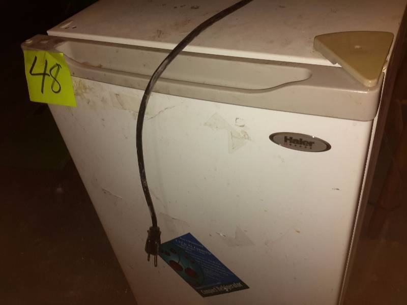 lot 48 image: HAIER Dorm Type refrigerator.. Missing Freezer Door