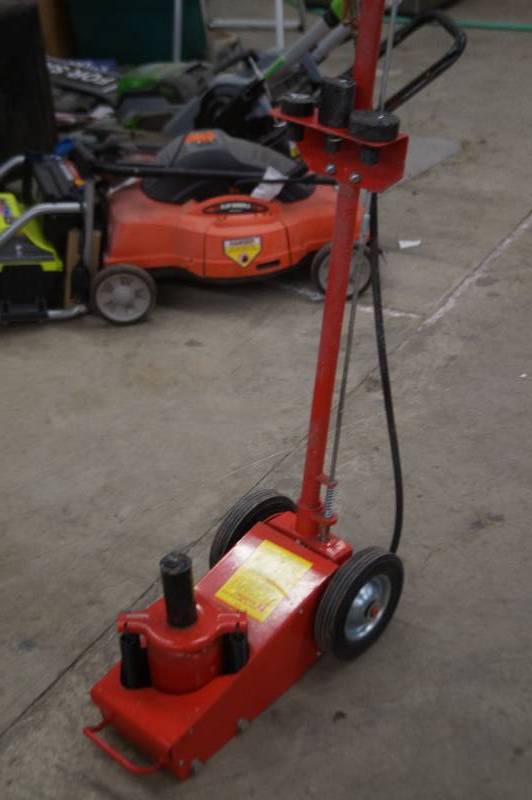 lot 3 image: Hydraulic Jack