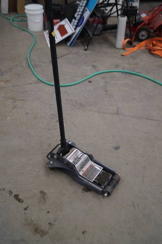 lot 8 image: Floor Jack