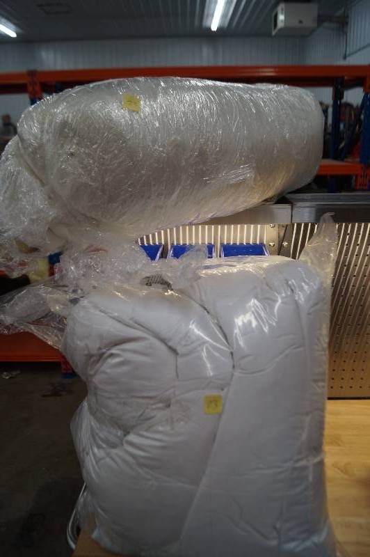 lot 23 image: Queen Bed Spread & Pad