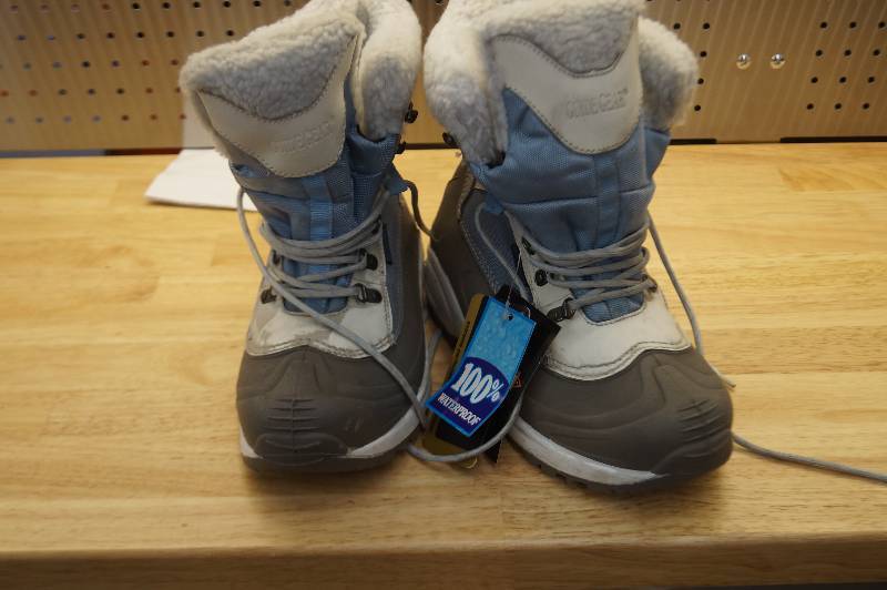 lot 38 image: Womens Winter Boots