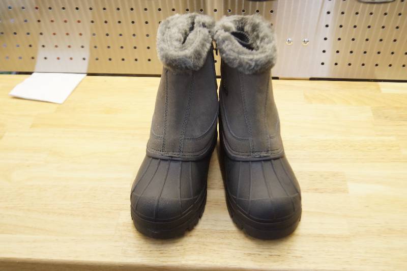 lot 40 image: Womens Winter Boots