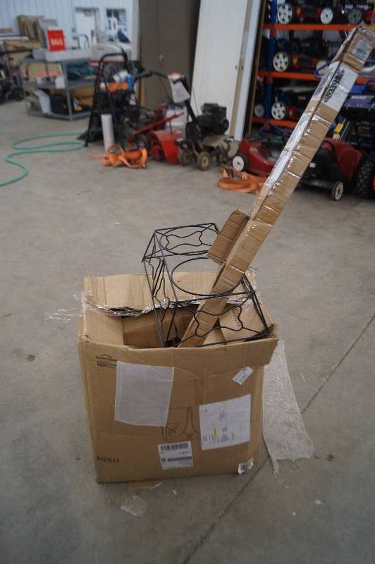 lot 43 image: Chandelier