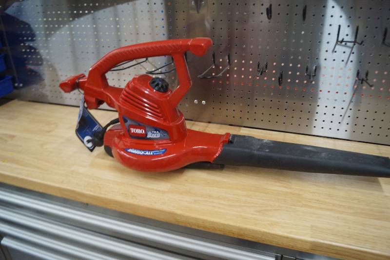 lot 46 image: Toro Blower