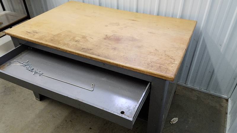 lot 89 image: Desk