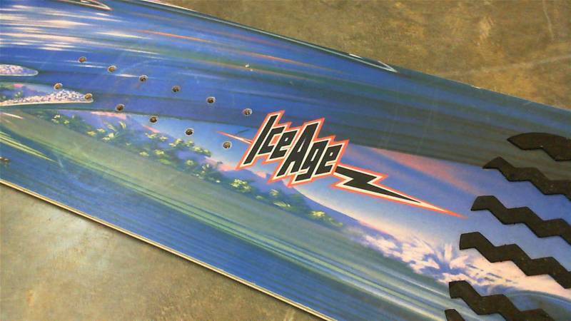 lot 11 image: Ice Age Snowboard 142 CM