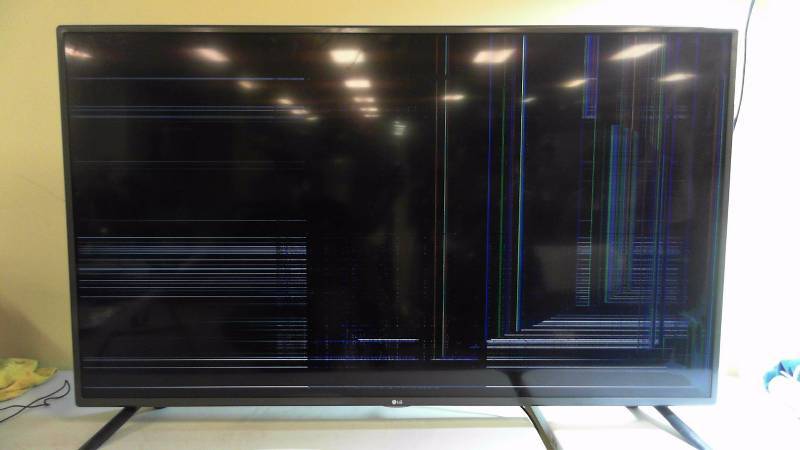 lot 400 image: LG 60LF6100 60in 1080p Smart TV Cracked Screen No remote