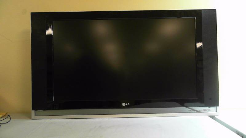 lot 401 image: LG DU-37LZ30 37in 720p TV Doesnt Power On Flashing Light No Remote