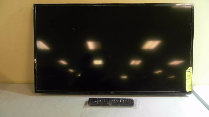 lot 404 image: Seiki SE40FYT 40in 1080p LED HDTV Streaming MUSE Doesnt Power On With Remote Cracked Screen