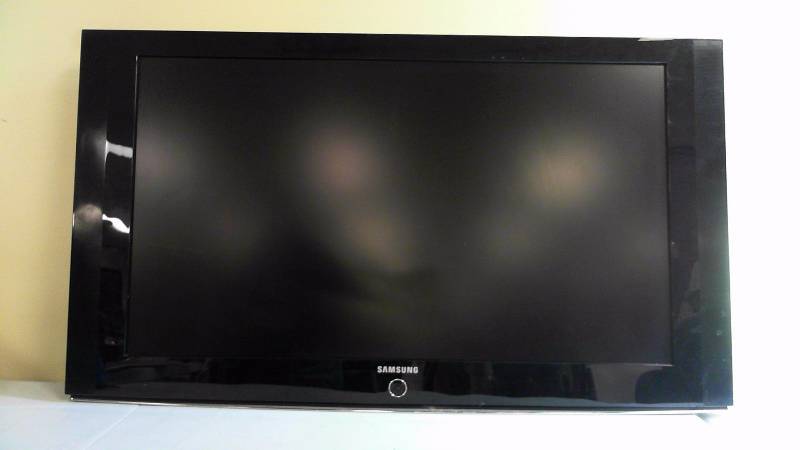 lot 407 image: Samsung LNT4042H 40in 720p LCD HDTV W ATSC Tuner No Power Cable Doesnt Power On No Stand No Remote Large Scratch