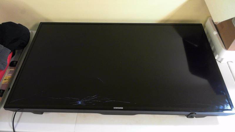 lot 451 image: Samsung Series H6201 50in 1080p 240Hz LED Smart HDTV Original Box No Base Broken Screen