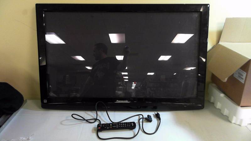 lot 452 image: Panasonic TC-P42C2 42in 720p Plasma HDTV With Remote No Base 1 Broken HDMI Port