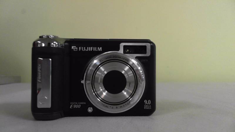 lot 463 image: Fujifilm Finepix E900 9MP Digital Camera with 4x Optical Zoom No Accessories