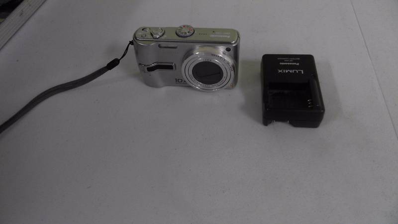 lot 466 image: Panasonic Lumix DMCTZ3K 7.2 MP Compact Digital Camera With Battery and Charger