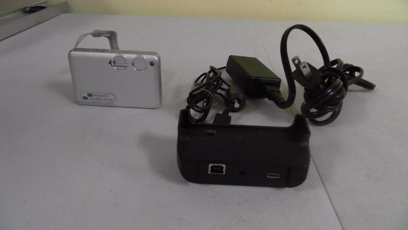 lot 468 image: Nikon Coolpix S1 5.1 MP Slim-Design Digital Camera with 3x Optical Zoom With Battery Charge Dock and Dock Cable