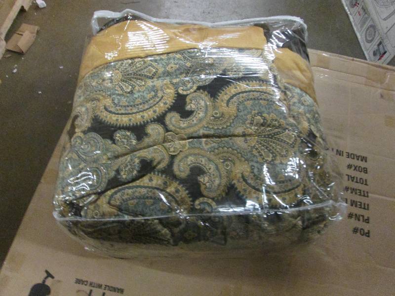 Full Sized Comforter open box Retai...