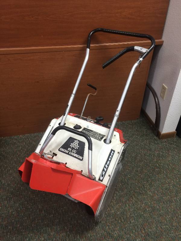 lot 2 image: Gilson Snow Blower
