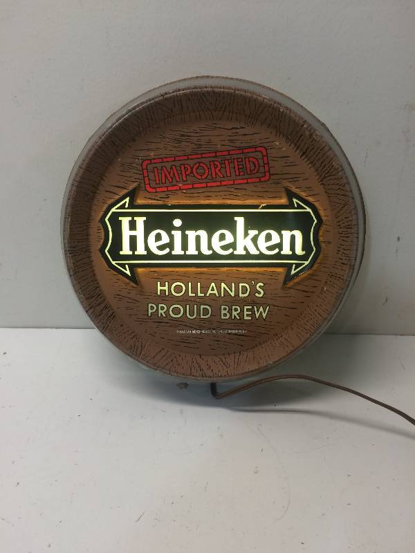 lot 8 image: Heineken Wall Light