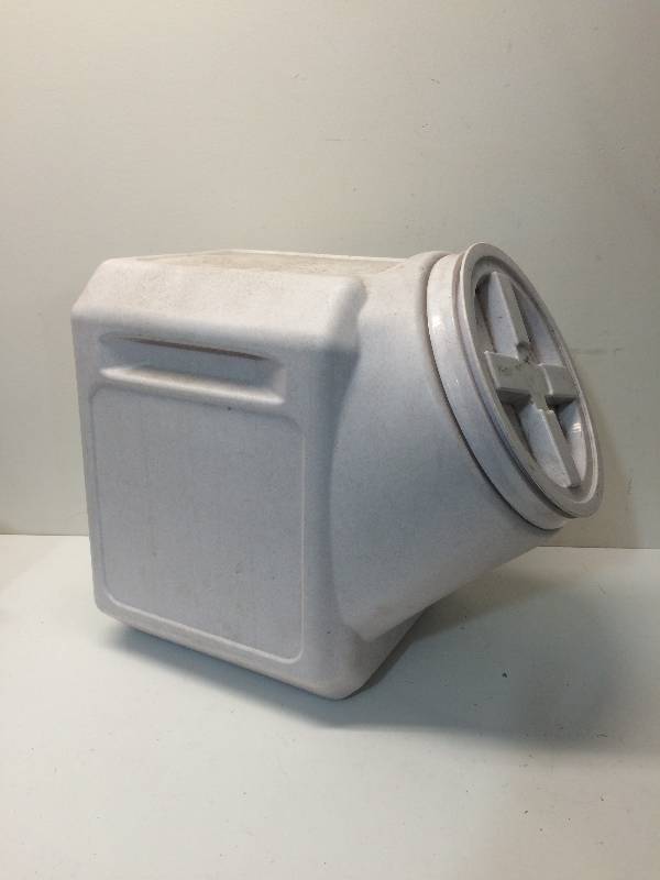 lot 11 image: Pet Food Bin