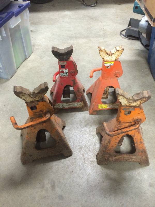 lot 31 image: Jack Stands