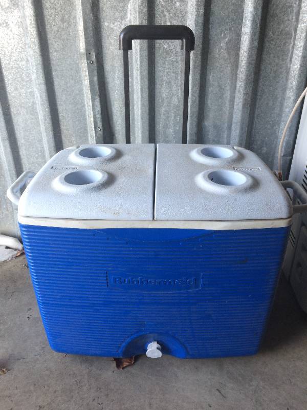 lot 40 image: Rubbermaid Cooler